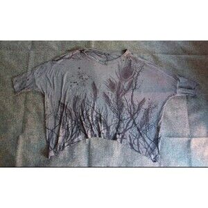 shirt size L womans Gilded gray feathers short sleeve